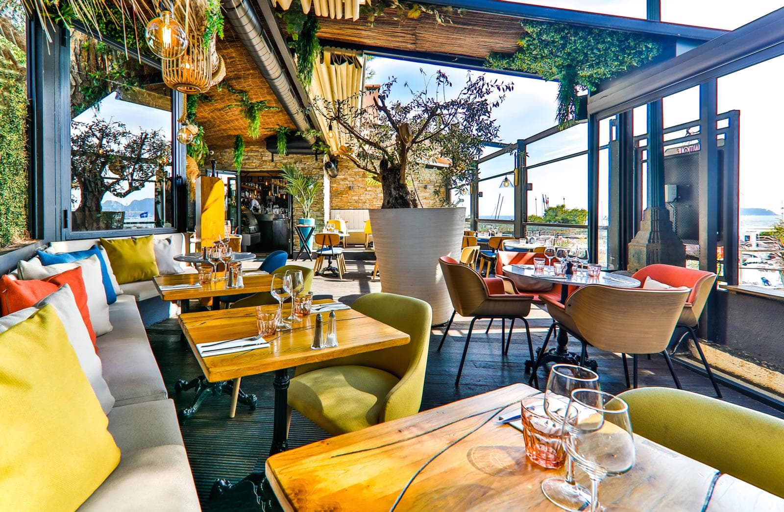 Terrasse du restaurant Le Nautique à La Ciotat avec vue sur le port