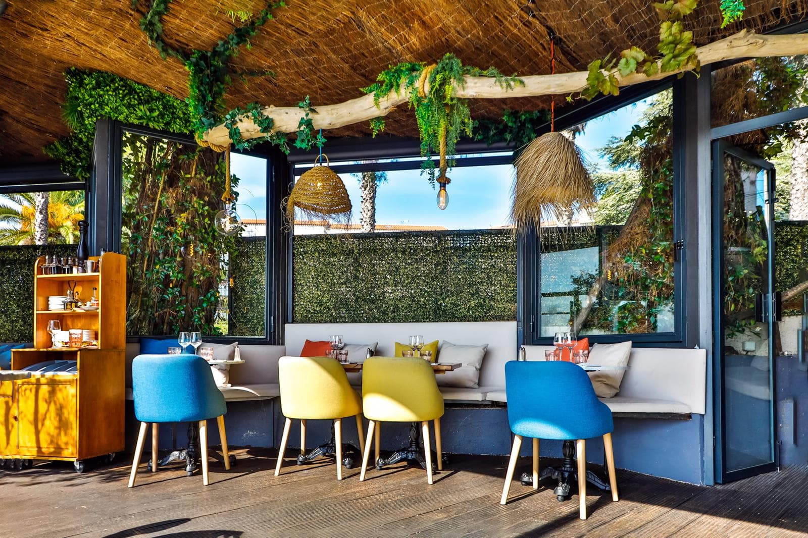 Ambiance du restaurant Le Nautique au bord de l'eau à La Ciotat